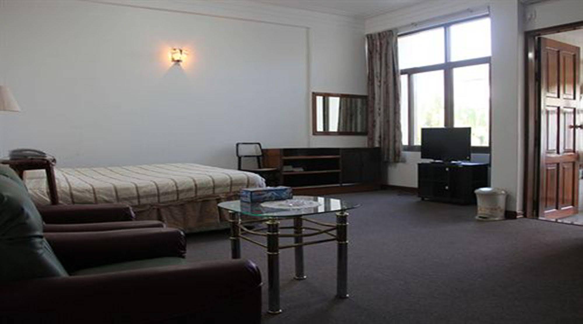 Hotel Windsor Янгон Екстериор снимка